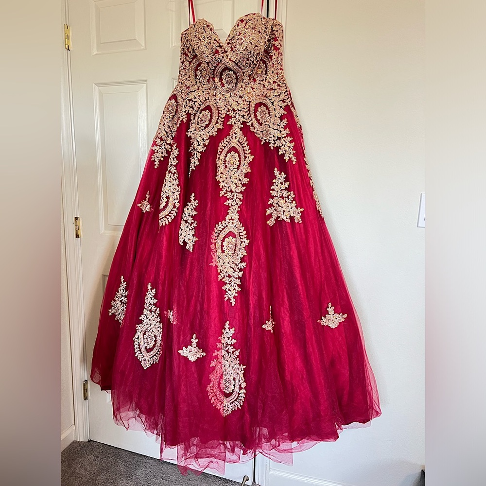 Like new Chicas Quinceañera prom dress maroon, burgundy